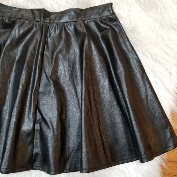 SHEIN Black Faux Leather Flared Mini Skirt Size M, side zipper closure - Picture 8 of 12